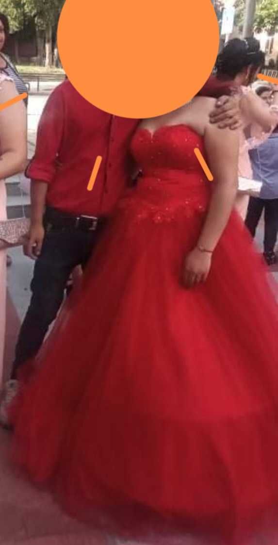 Бална рокля в червено