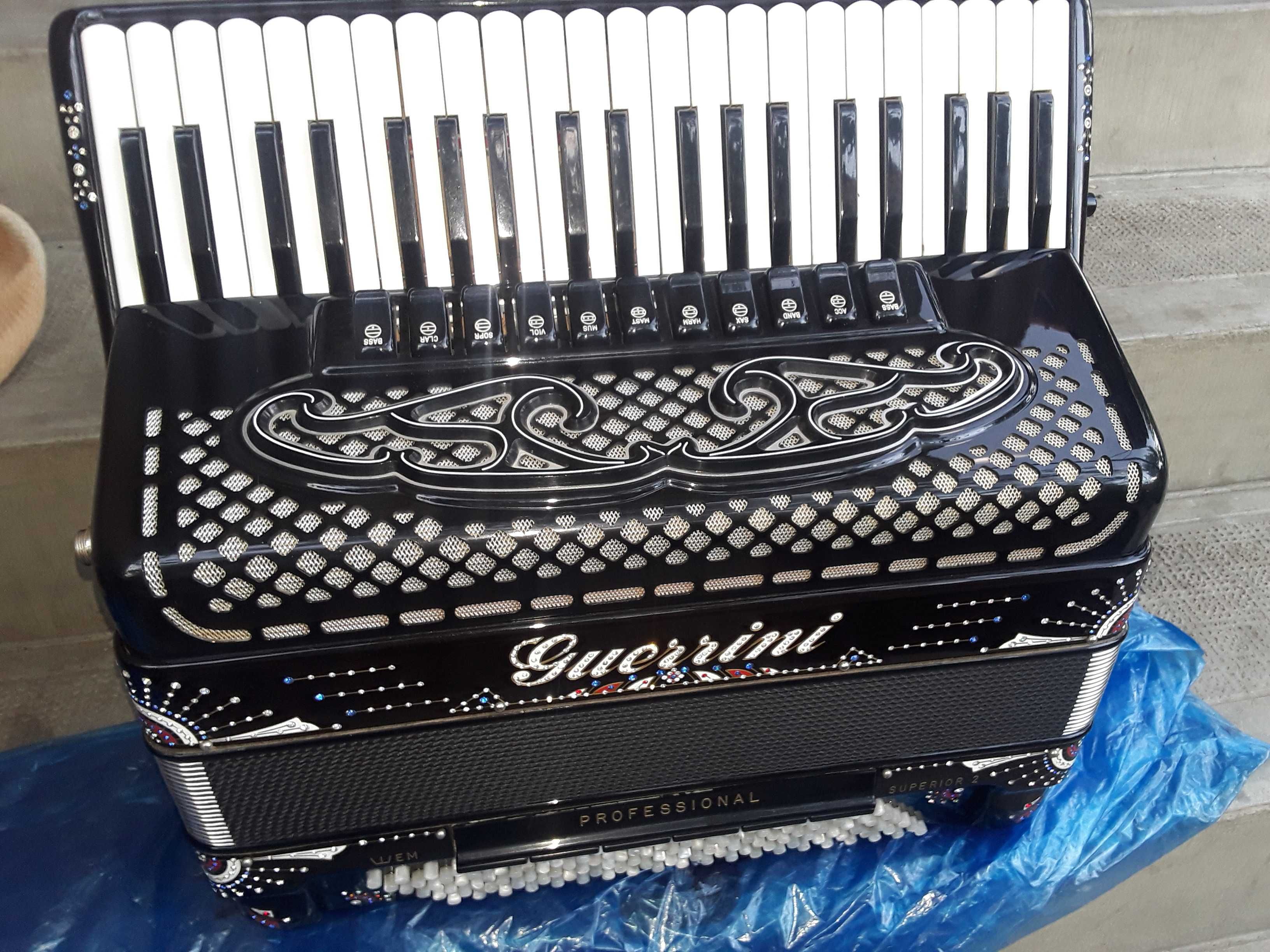 Vand sau schimb acordeon bugari armando, cabina 2+2, ca și gola!