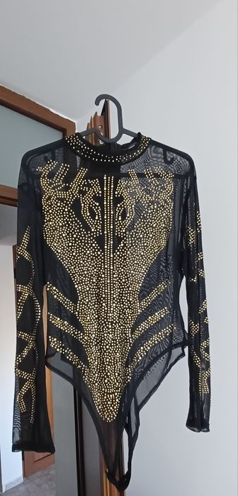 Body cu strasuri aurii