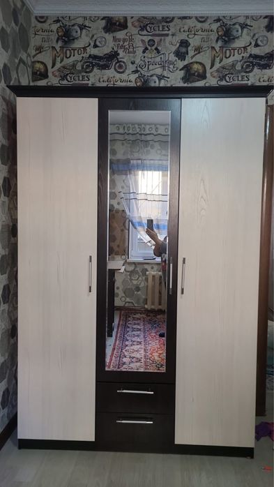 Шкаф с зеркалом, новый