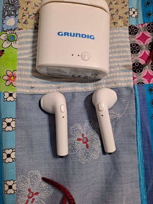 Căști wireless marca grundig.