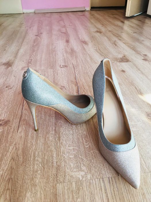 Продавам нови бляскави обувки на Guess