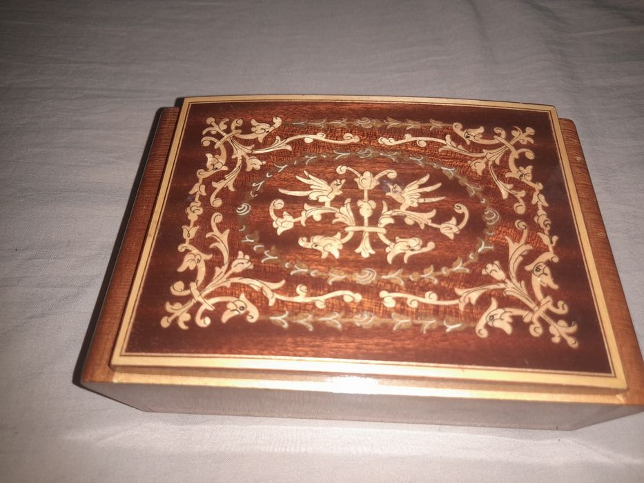 Продаёться антиквариат:музыкальная шкатулка.сделано 1985г. Фирмы ROUGE