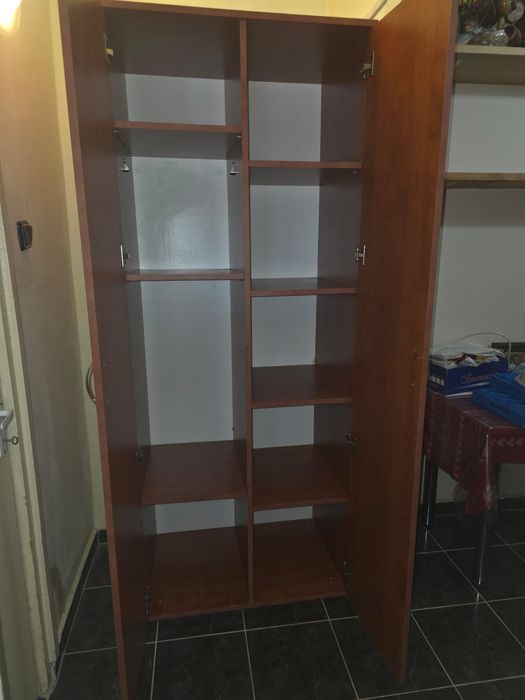 Vând dulap în 2 usi culoare cireș
