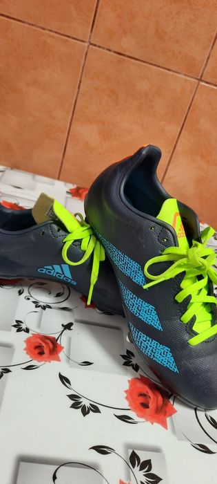 Adidași originali made in Taiwan  cu crampoane de metal pe filet  deta