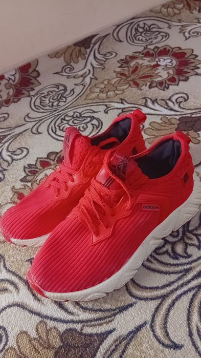 Uggi va Adidas krasofka