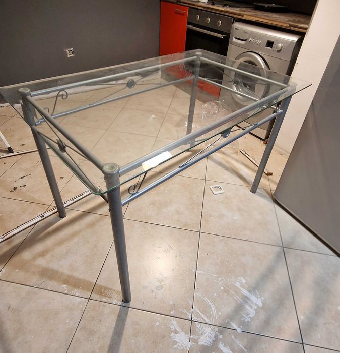 Стъклена маса с метални столове