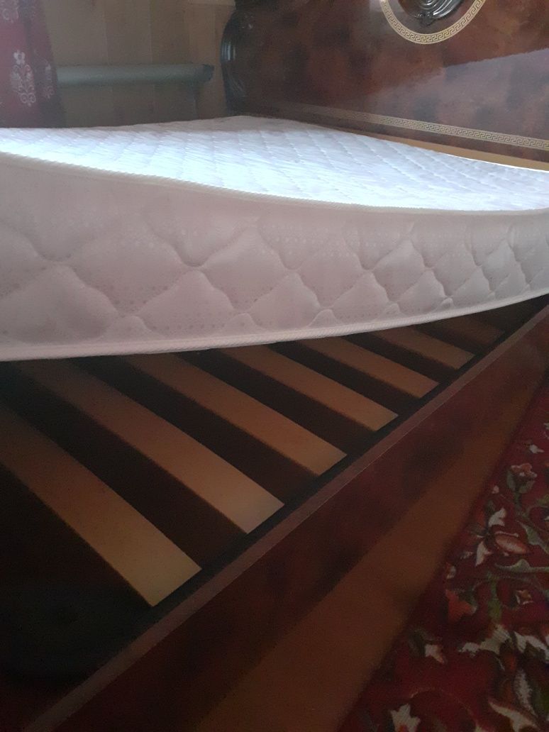 Продам 2х спальную кровать