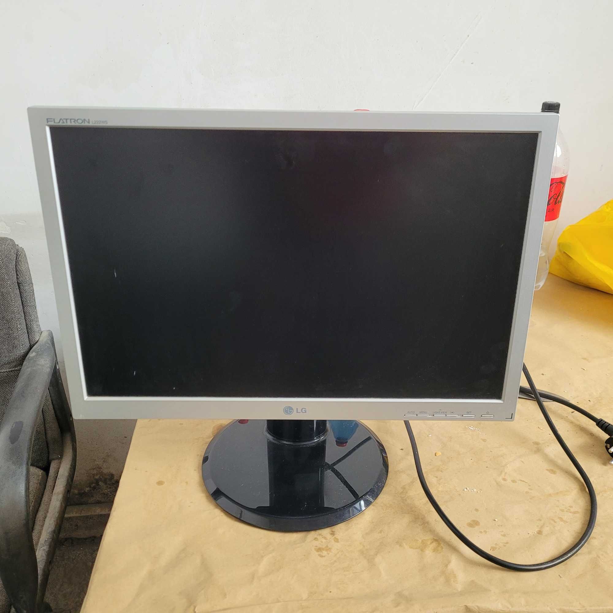 Monitor LG FLATRON L222ws. 150 ron.