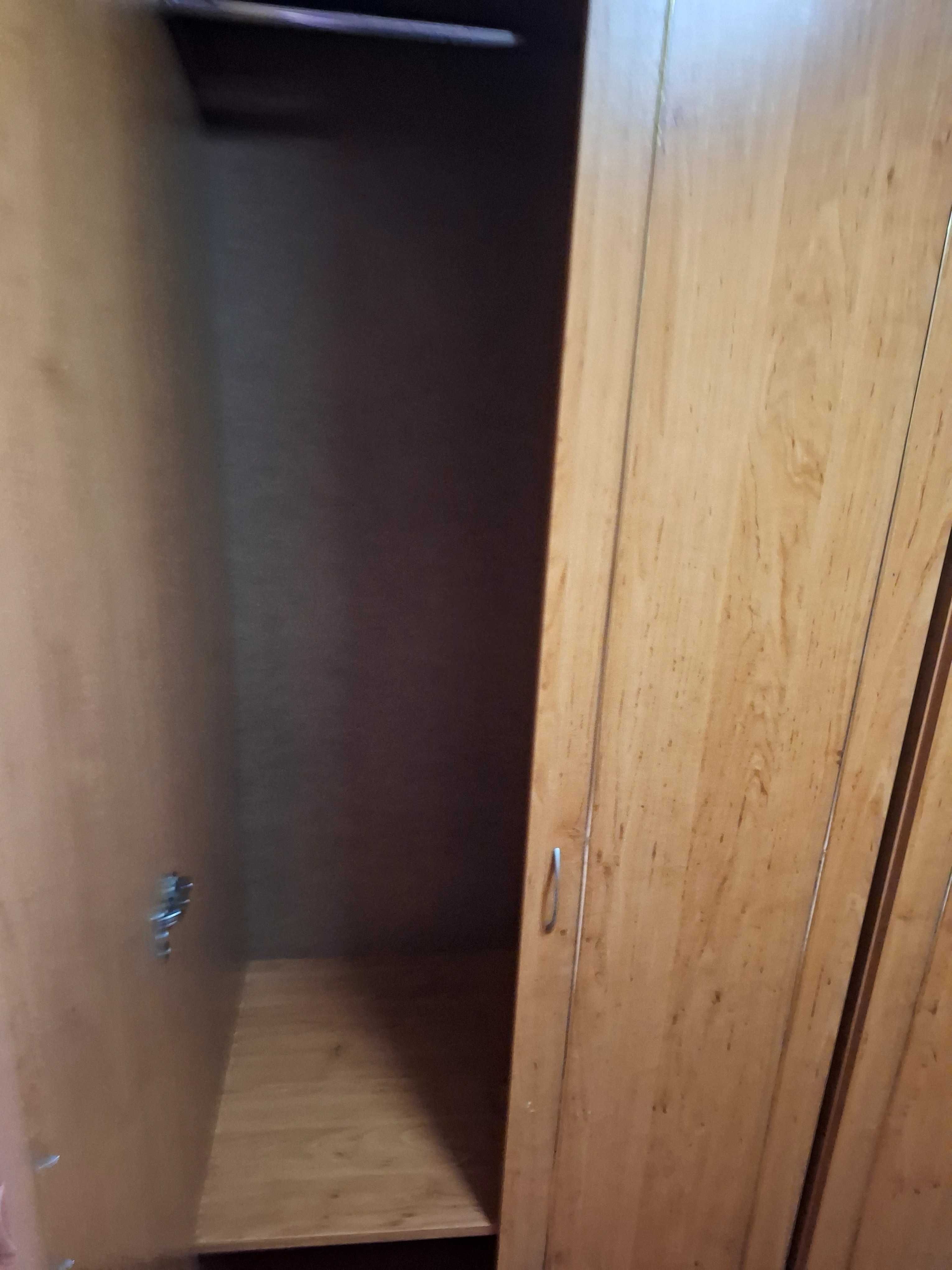 Продавам гардероб 2 броя