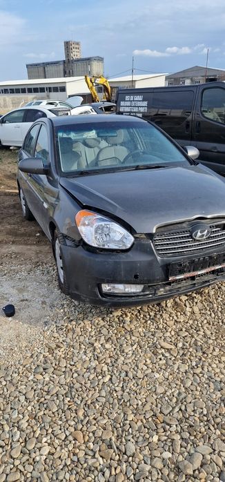 Dezmembrez Hyundai accent  1.4i cod motor G4EE