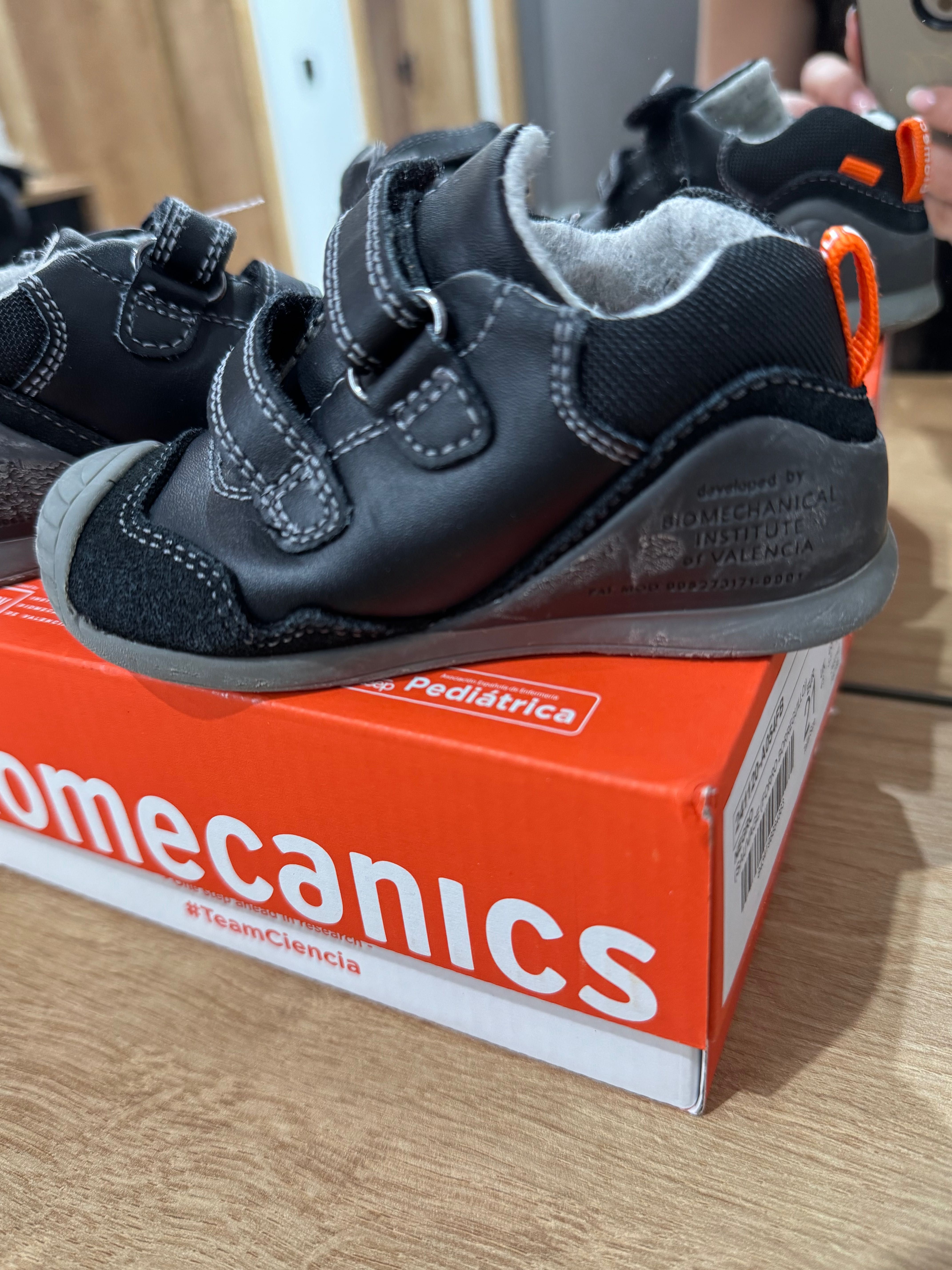 Biomecanics обувки за прохождане