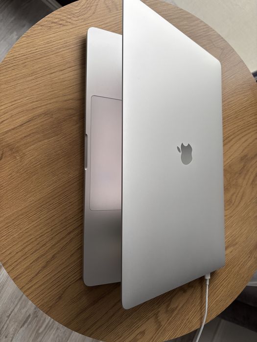 MacBook Pro 16” (2019) apple/ I7 -2.6ghz/ 16gb DDR4