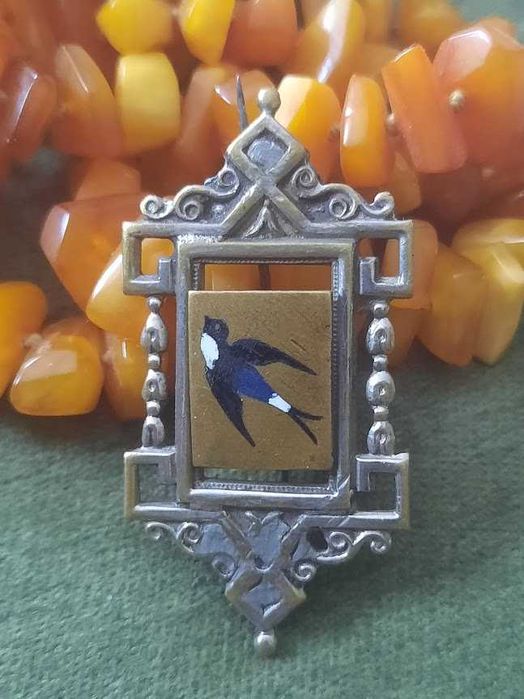 broșă cu rândunică în zbor pictată pe email