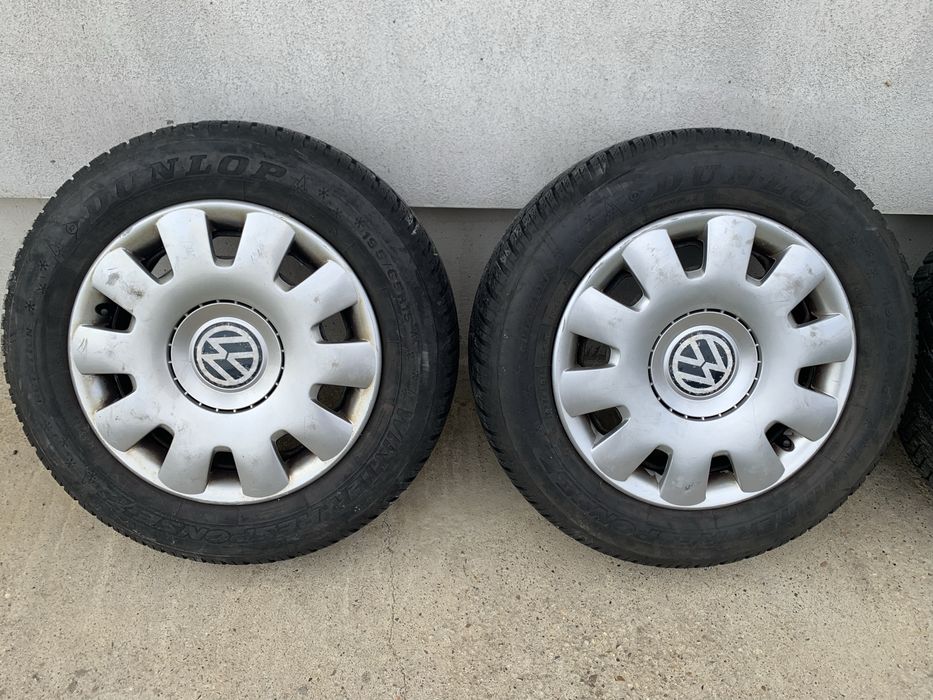 Vand cauciucuri de iarna pe 195/65/15 cu capace originale vw