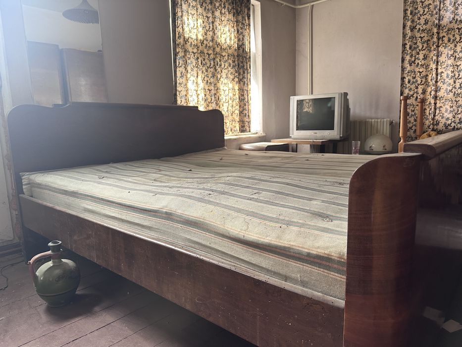 Мебели от орех.Спалня,гардероби,тоалетка и нощни шкафове