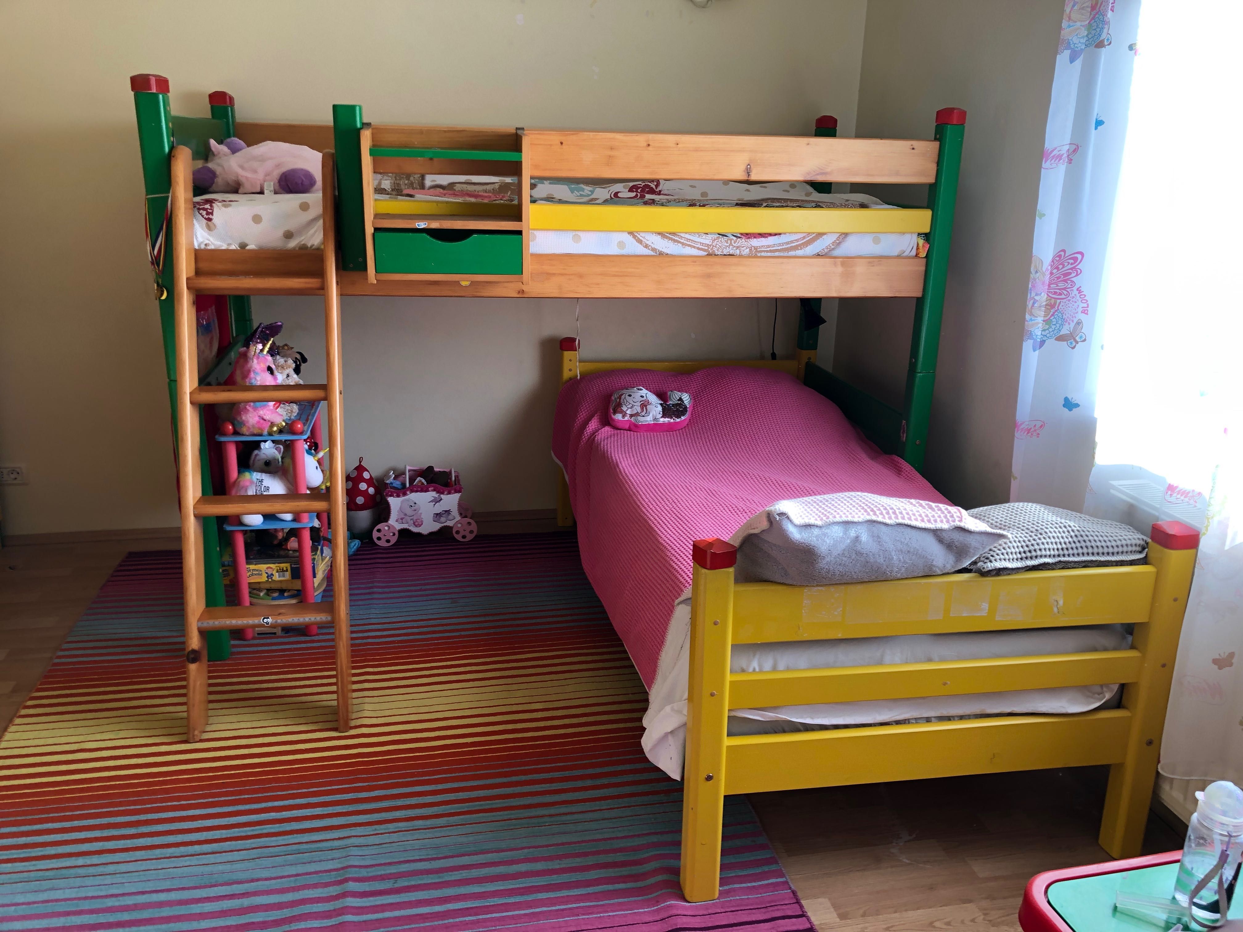 Dormitor  copiii cu paturi supraetajat  din lemn, vopseaua  ecologică