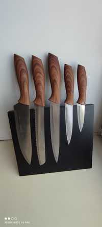 Комплект ножей на магнитной подставке