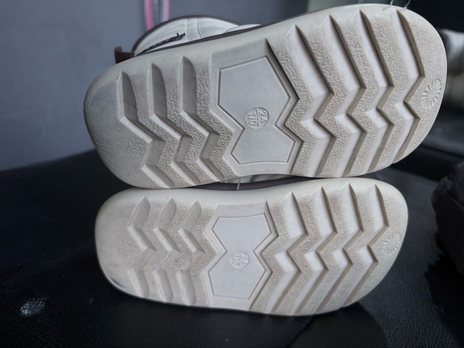 Продаетсч зимний детскиц комбинезон и сапожки