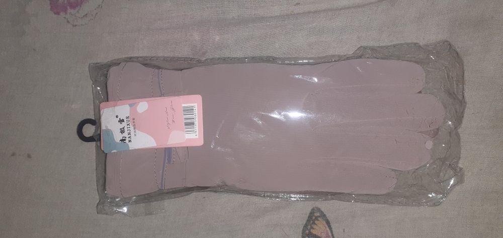 Продаються зимние перчатки бежевого цвета.с поддержкой touch screen.