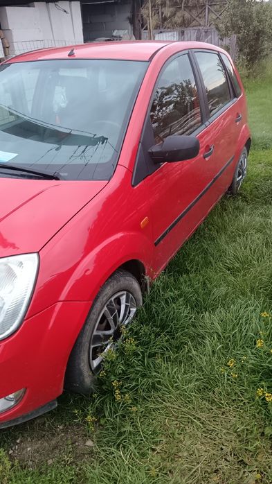 Vând Ford fiesta 2004