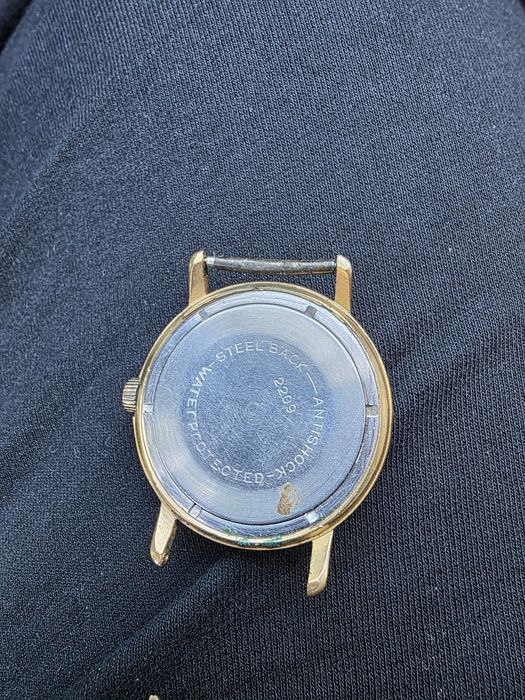 Obiecte vechi, ceasuri si medalie.