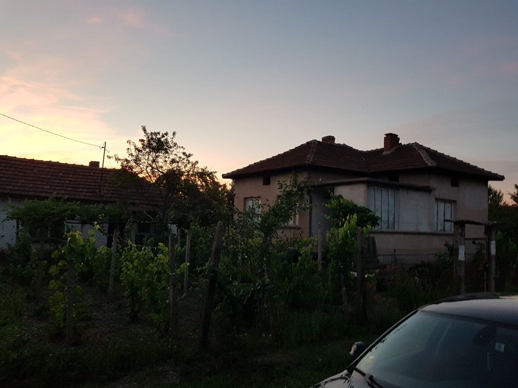 ПРОДАВАМ къща в град Брусарци 75 кв.м.,1200 кв.м. двор