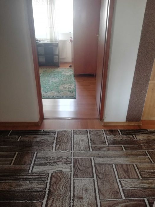 Vând apartament la casă