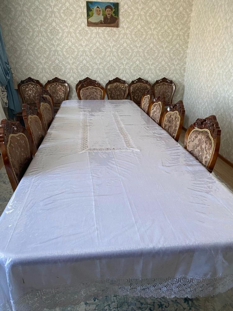 Стол и стулья