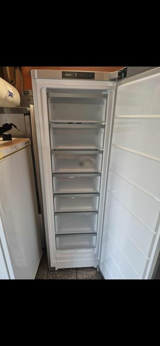 Голям фризер Миеле нов с транспортен дефект гаранция 12 месеца