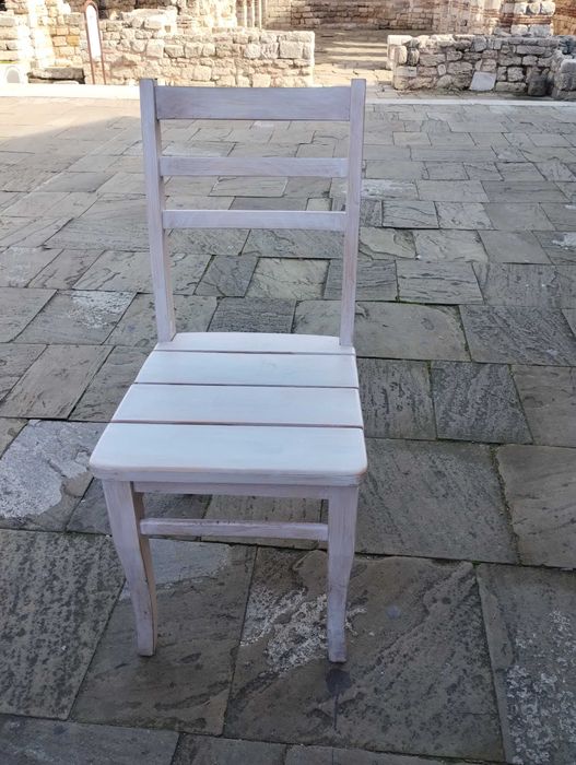 Продавам маси, пейки, столове за ресторанта