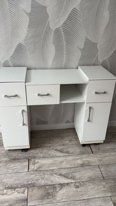 Продам маникюрный стол