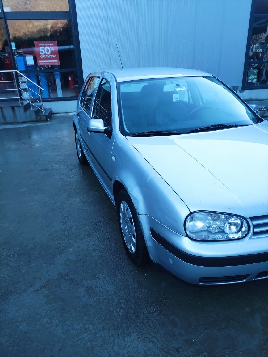 Продавам W Golf 4 -1.9,TDI 77kW,2001-сив металик, хечбек.