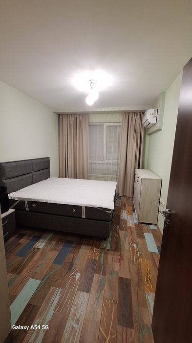 Чисто нов тристаен под наем за първи наематели.