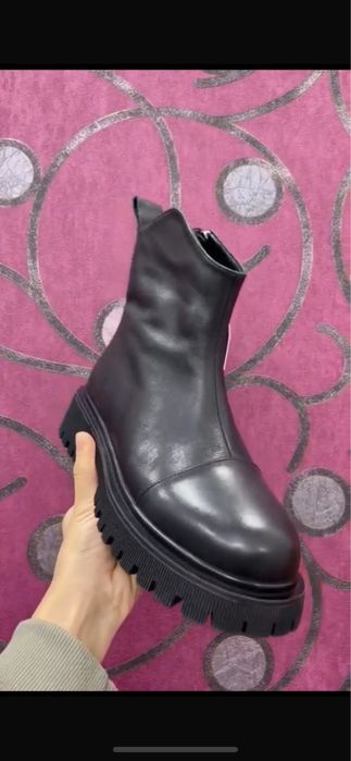 Продаются ботинки