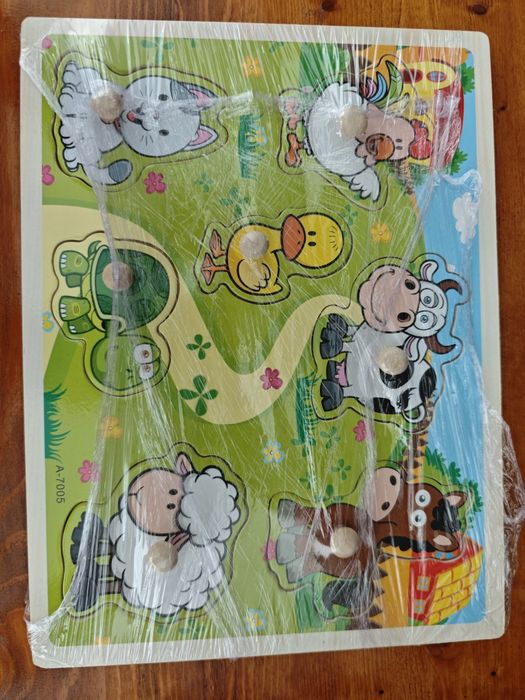 Детски играчки - дървени пъзели, книжки и игра