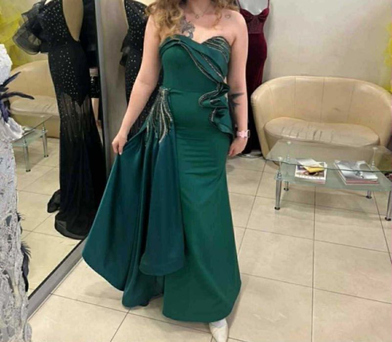 Продавам нова, неизползвана, дълга, официална рокля