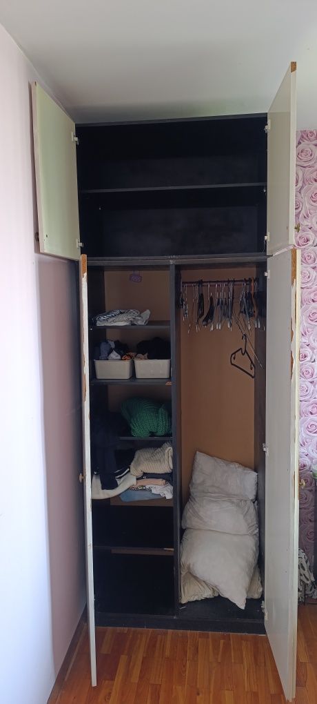 Продавам гардероб, дивани,масичка