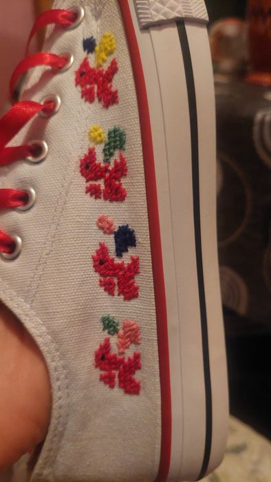 Дамски кецове с ръчно бродирана шевица