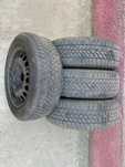 Vând patru cauciucuri cu tot cu jante în stare bună 205/60R16