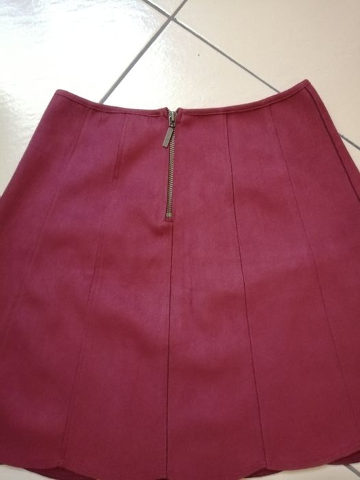 Червена пола с копчета