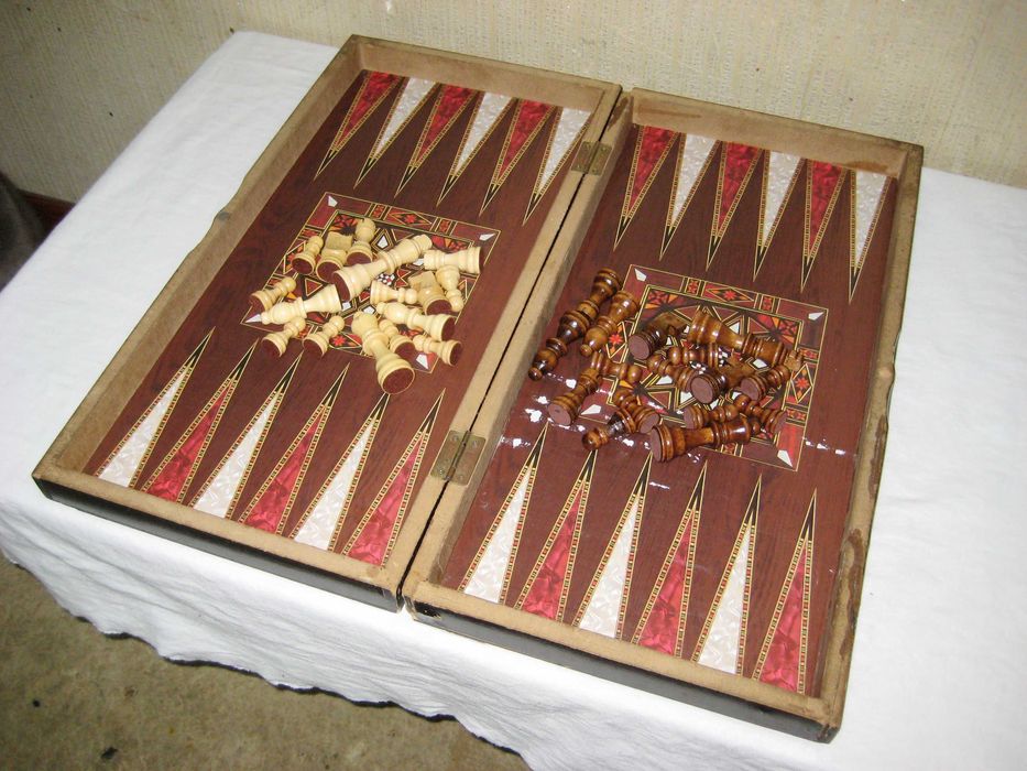 Шахмат необычный фигуры из дерево доска из мдф состоянии нормальный!