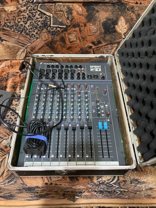 Mixer  Soundcraft Spirit F-1