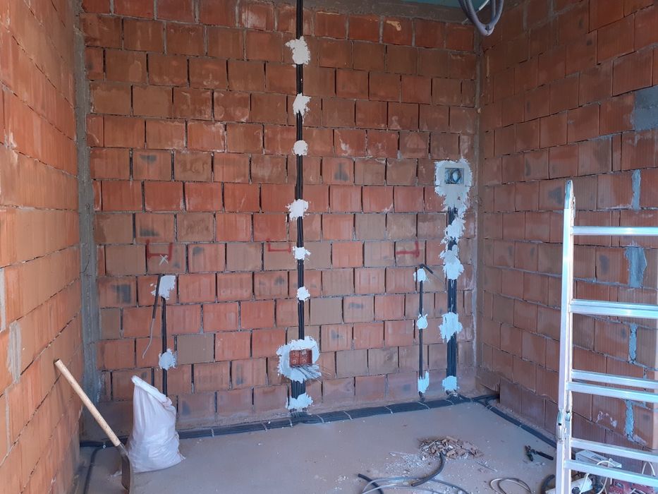 Electrician Autorizat cu o vechime de 26 anii