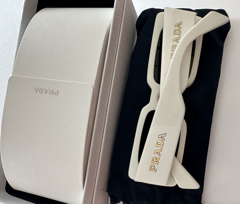 Слънчеви очила PRADA с бели рамки. Оригинални