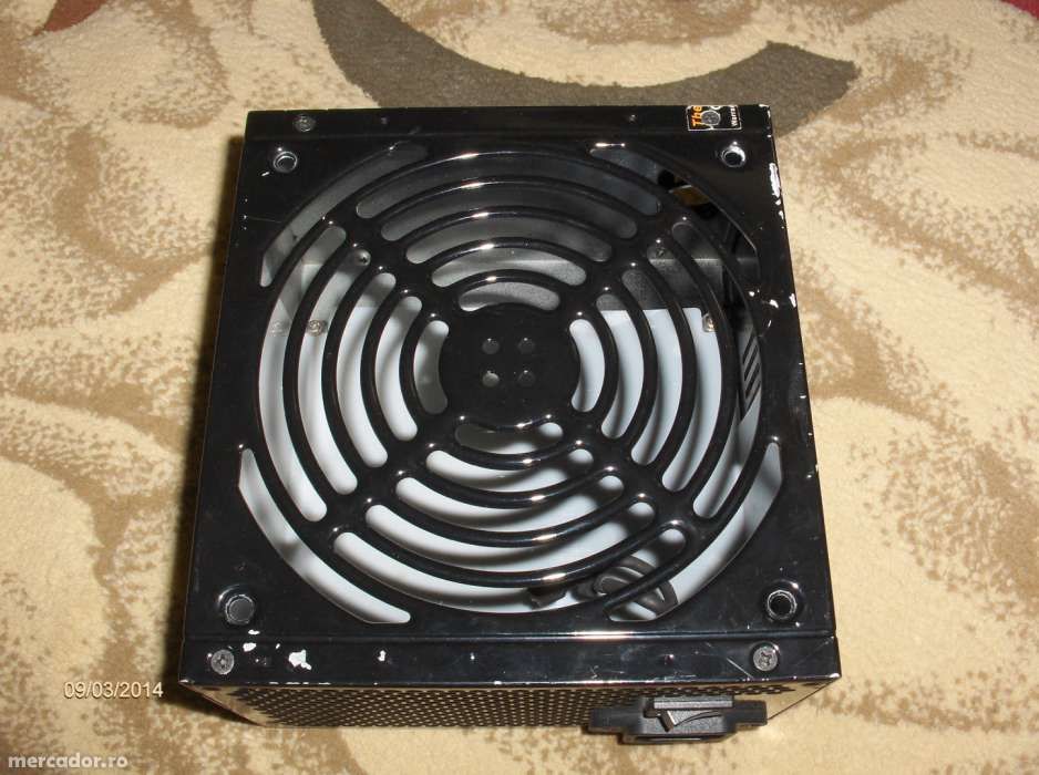 Carcasa metalica de la sursa ThermalTake Toughpower 600W