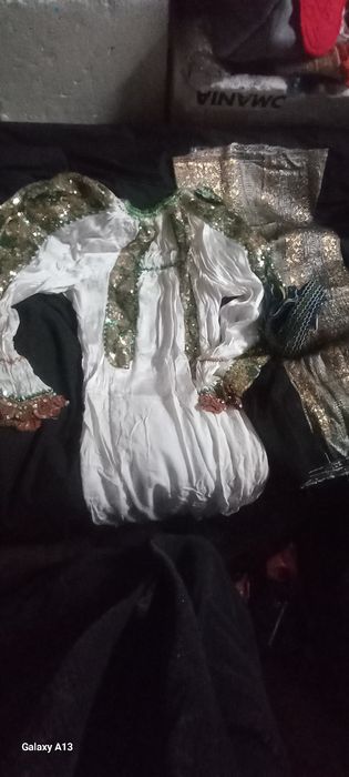 Costum national din paiete și mărgele