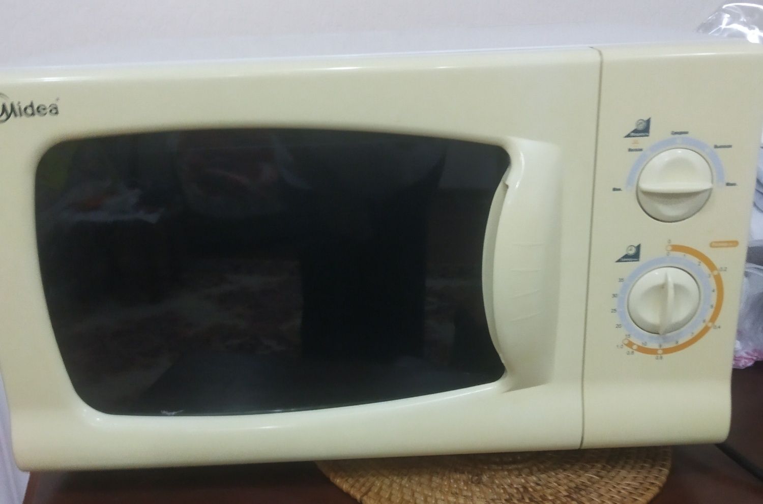 Микроволновки LG и Midea.