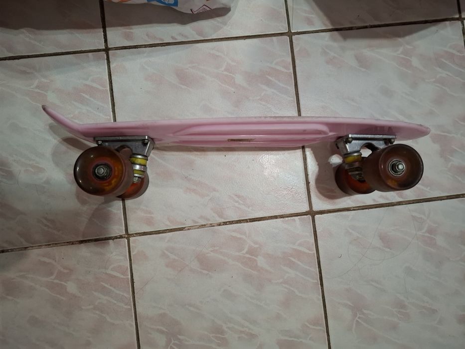 Vând penyboard culoare roz stare bună.