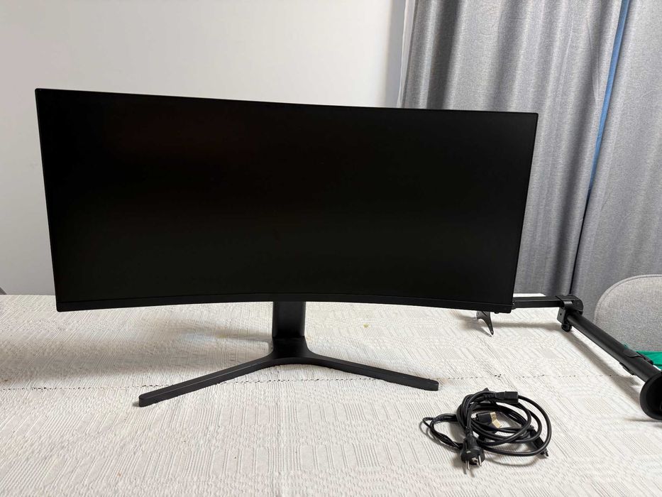 Monitor Xiaomi 34" ultrawide, 144Hz.